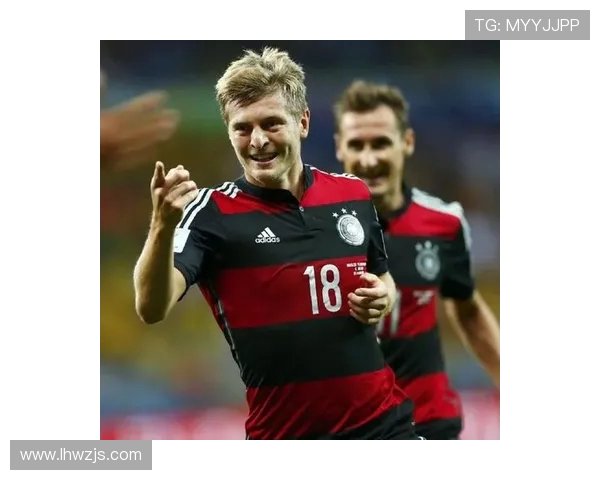 克罗斯在足球世界的传奇之路与影响力探讨 克罗斯在足球世界的传奇之路与影响力探讨